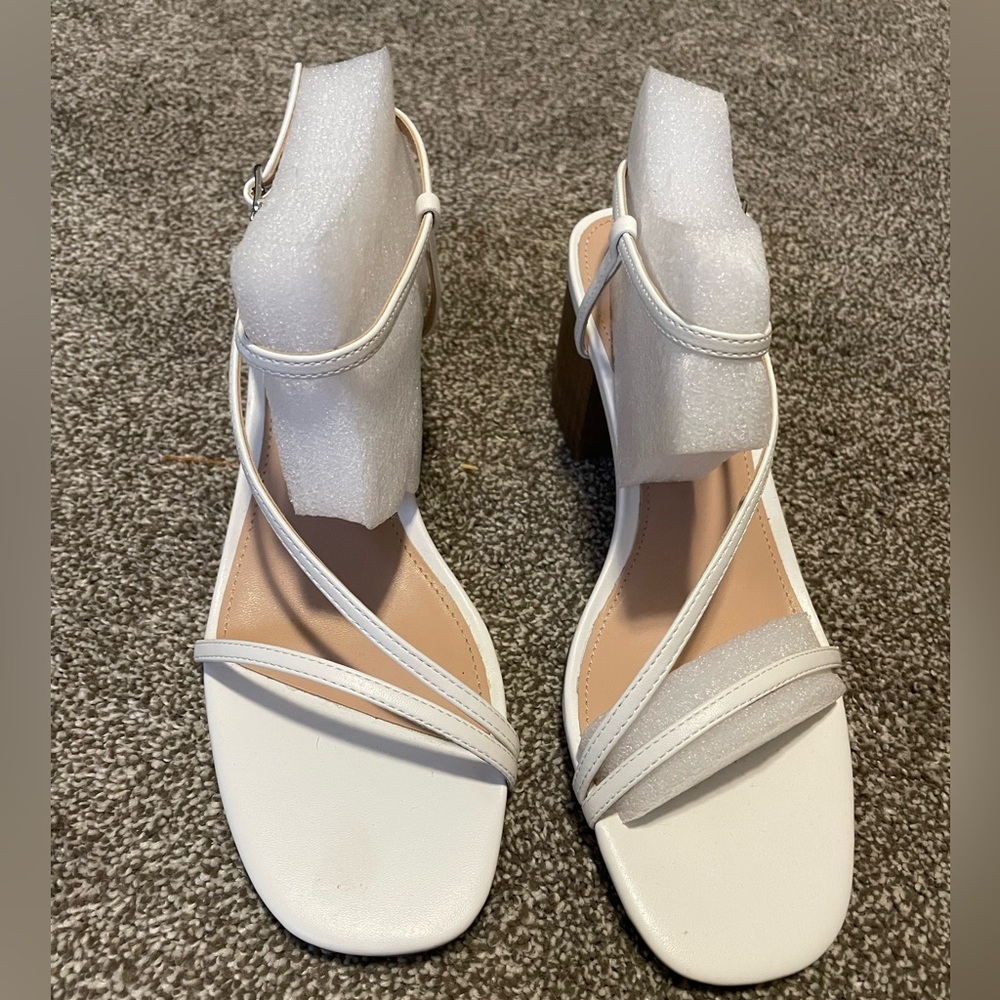 Beautiful white Sandles 8 1/2